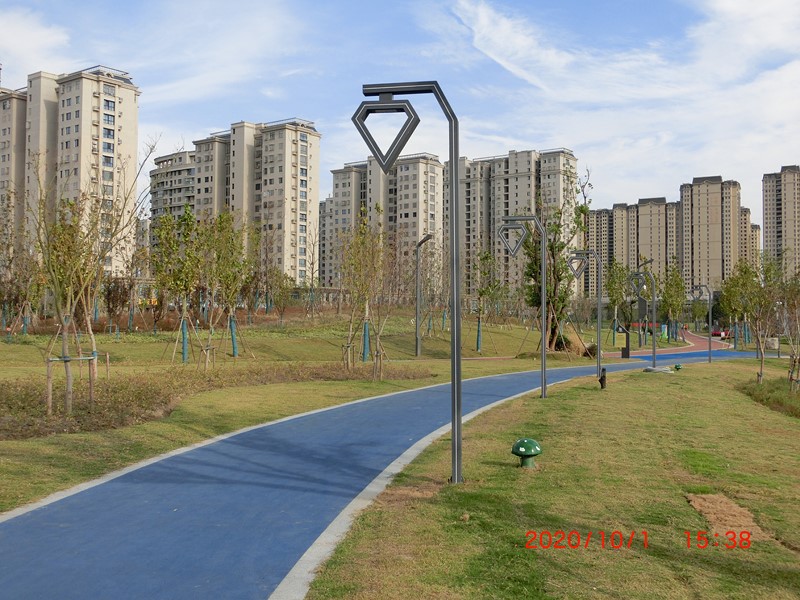 鹽龍?bào)w育公園周邊愛(ài)心景觀(guān)燈